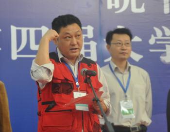 裁判员代表张士发老师宣誓