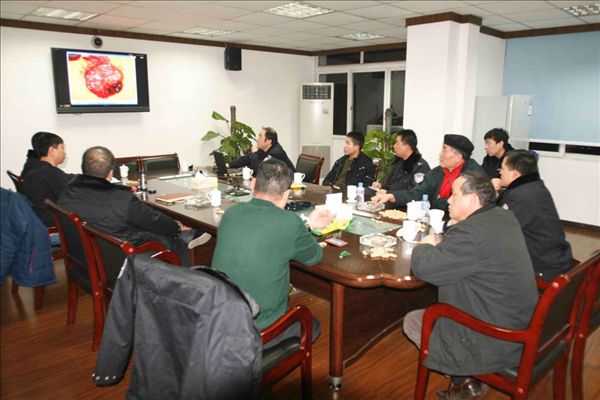 鲍斌同学凌晨2点在命案现场讨论