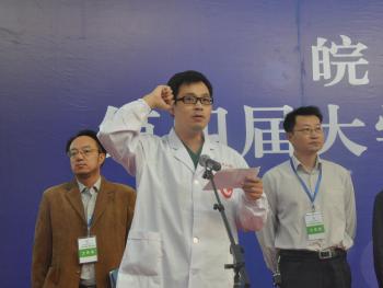 参赛选手代表盛飞同学宣誓