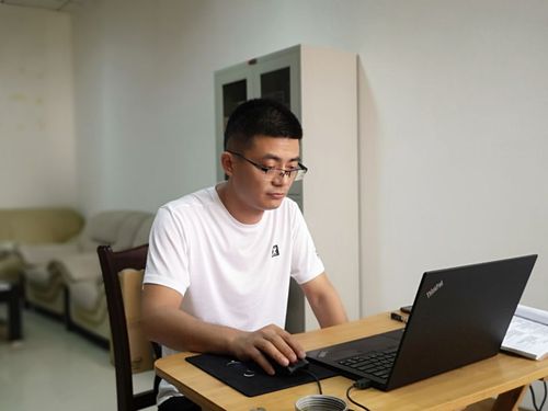科研处科研管理科科长韩仁瑞作报告现场