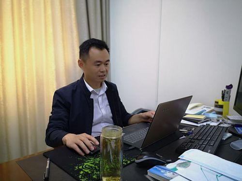 办公室副主任李鸿显作报告现场