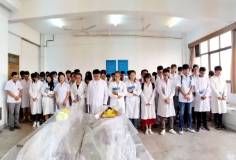 解剖课前党员教师缪化春带领学生进行默哀仪式