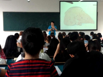 党员教师金明为学生授课