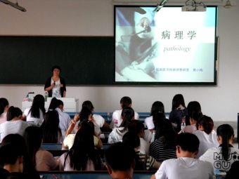 党员教师黄小梅为学生授课