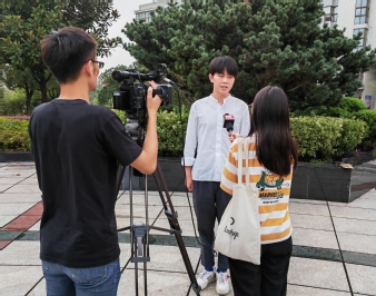 接受新闻记者采访（二）