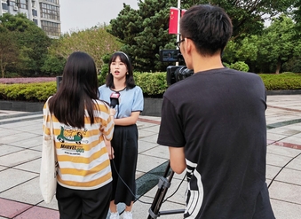 接受新闻记者采访（一）