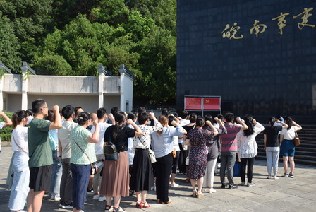 集体重温入党誓词