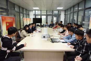学生座谈会